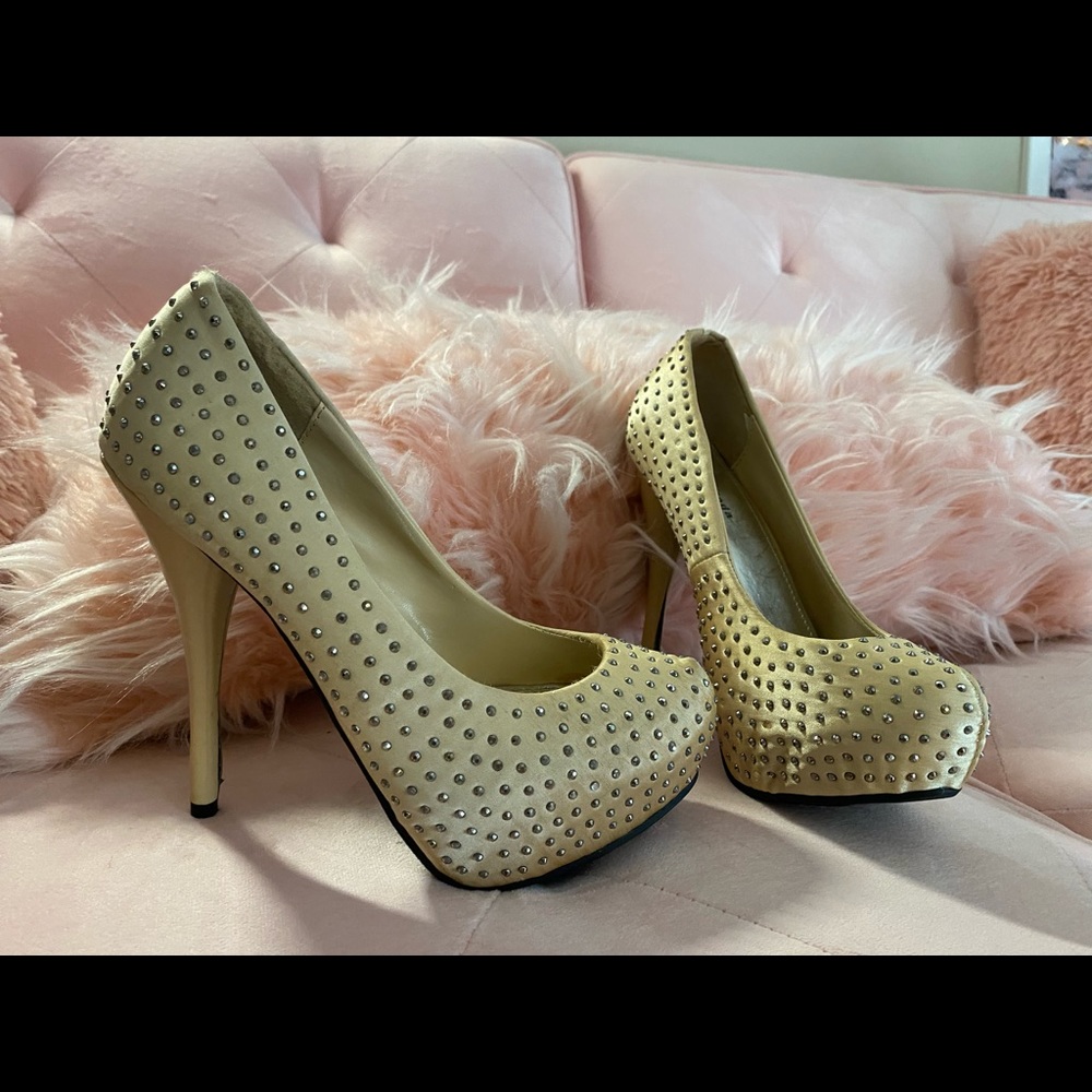 Gold pumps